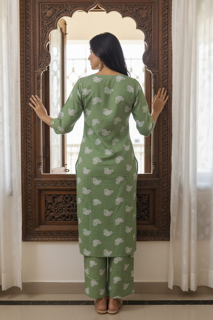 Women's Green Paisley Print Kurta Co-ord Set with Embroidered Yoke