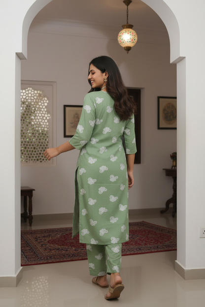 Women's Green Paisley Print Kurta Co-ord Set with Embroidered Yoke