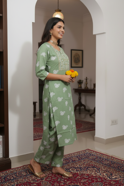 Women's Green Paisley Print Kurta Co-ord Set with Embroidered Yoke